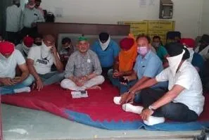 काशीपुर: अग्निकांड से नष्ट हुई फसल का मुआवजा देने को किसानों ने दिया धरना
