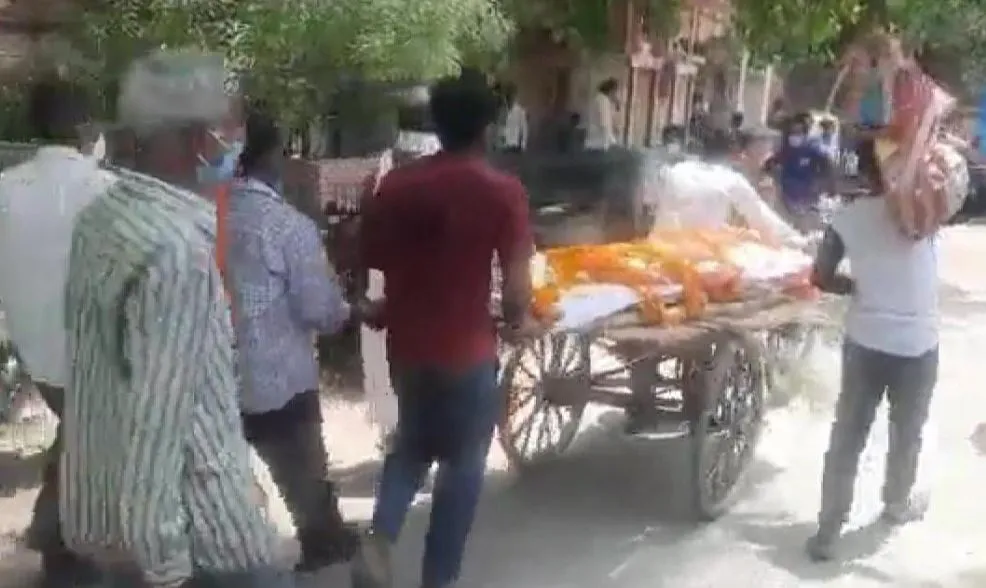 बरेली: नहीं मिली एंबुलेंस, ठेले पर संक्रमित का शव रखकर पहुंचे श्मशान