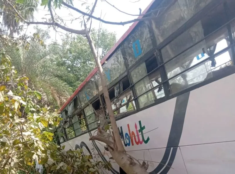 बरेली: बिजली के खंभे से टकराकर सड़क किनारे लटक गई बस, खतरे में फंसी 50 यात्रियों की जान!