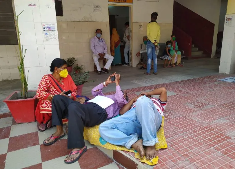 बरेली: बदइंतजामी से कराहते रहे मरीज, जिला अस्पताल में नहीं मिला बेड