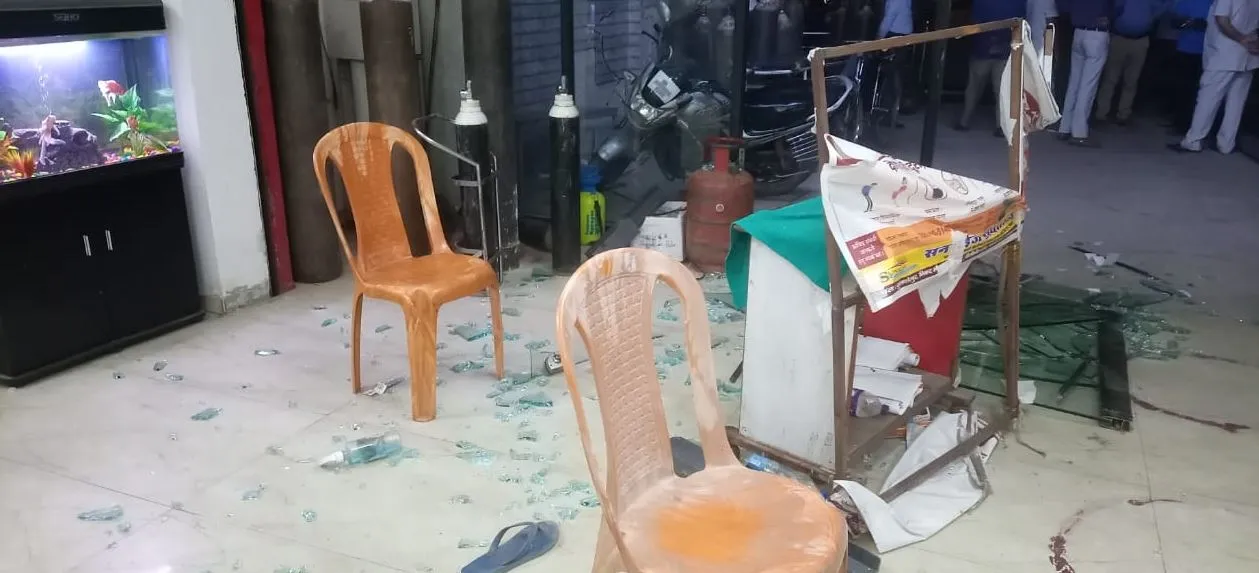 बरेली: संक्रमित मरीज के परिजनों का निजी अस्पताल में हंगामा, तोड़फोड़