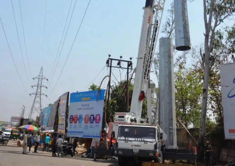 बरेली: सेटेलाइट पर तीसरा मानव पोल लगा, जल्द दौड़ेंगे फ्लाईओवर से वाहन