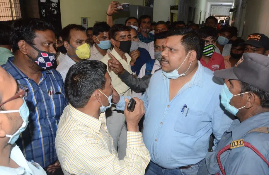बरेली: विवि में कर्मचारियों के पटल बदलने पर हंगामा, फार्म जमा करने से रोका