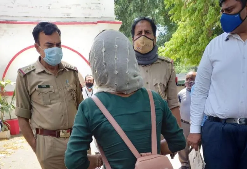बरेली: प्रेमी से निकाह करने को अलीगढ़ से पहुंची युवती, एसएसपी ऑफिस में हंगामा