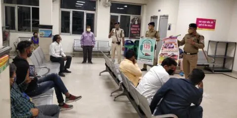 हल्द्वानी: काठगोदाम रेलवे स्टेशन पर यात्रियों को जागरूक करते आरपीएफ के जवान