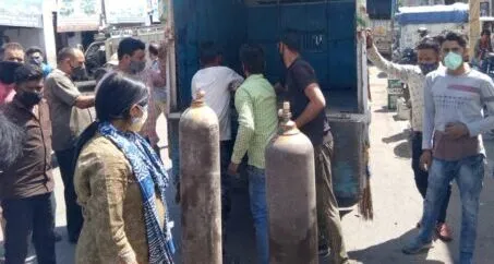 हल्द्वानी: ऑक्सीजन सिलेंडरों की जमाखोरी के खिलाफ प्रशासन ने की छापेमारी