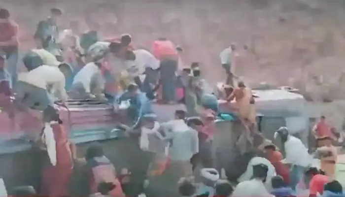 मध्य प्रदेश: दिल्ली से घर लौट रहे प्रवासी मजदूरों से भरी बस पलटी, दो की मौत, आठ घायल