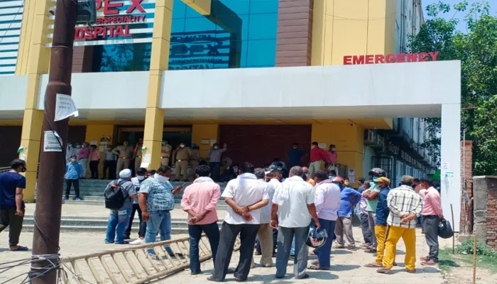 बरेली: निजी अस्पताल में बदले कोरोना संक्रमितों के शव, हंगामा