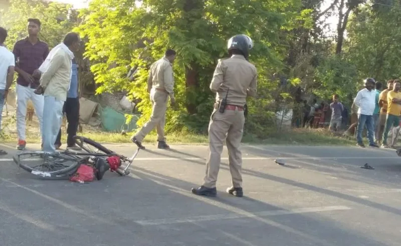 अयोध्या: बस की चपेट में आने से साइकिल सवार की मौत, बच्ची घायल