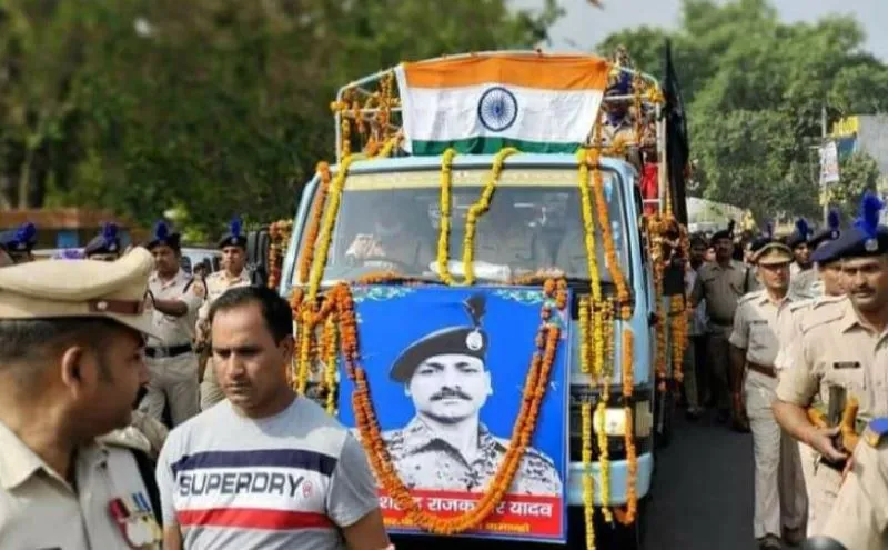 अयोध्या: नक्सली हमले में शहीद हुए राज कुमार यादव की अंतिम यात्रा में उमड़ा जनसैलाब