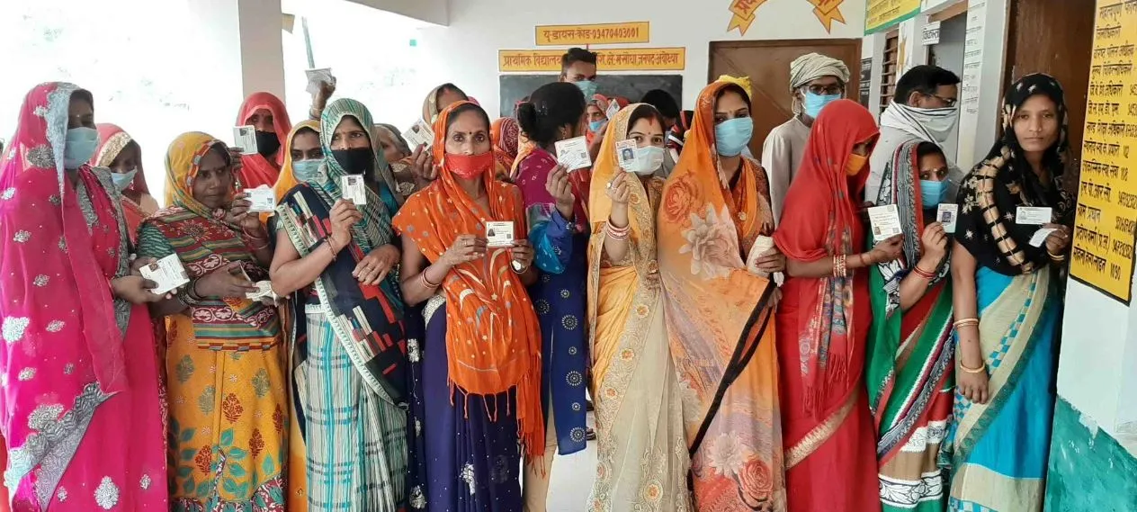 अयोध्या: पंचायत चुनाव- गांव की सरकार चुनने को उमड़ा जन सैलाब, गुम रही दो गज की दूरी