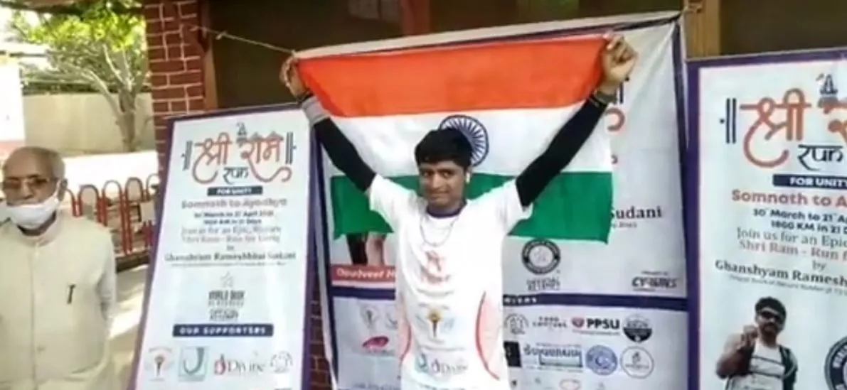 अयोध्या: सोमनाथ से 15 घंटे प्रतिदिन दौड़ लगाते हुए 24वें दिन अयोध्या पहुंचे धावक घनश्याम