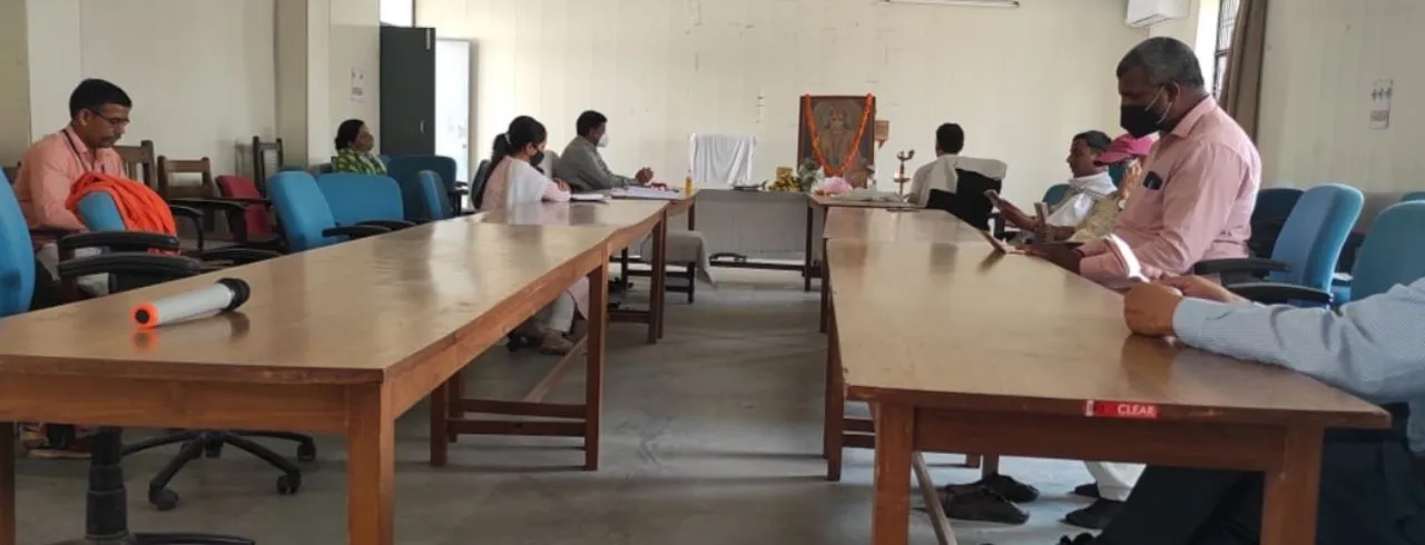 अयोध्या: कोरोना से मुक्ति को उम्मीद तलाशते लोग, कृषि विवि में हनुमान चालीसा पाठ
