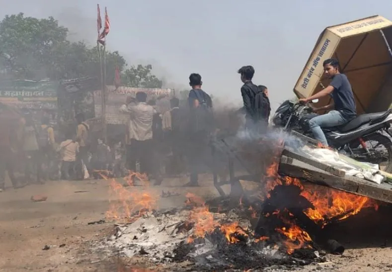 बिहार: कोचिंग बंद के आदेश पर छात्र हुए उग्र, आगजनी और पथराव, पुलिस ने की हवाई फायरिंग