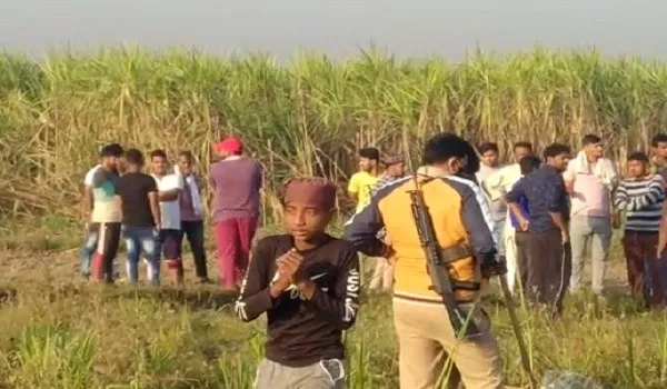 बिजनौर : गन्ने के खेत में मिला अधेड़ व्यक्ति का शव, सनसनी