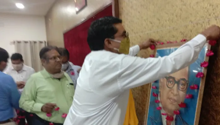 बरेली: कलेक्ट्रेट सभागार में धूमधाम से मनाई गई डा. भीमराव अंबेडकर की जयंती