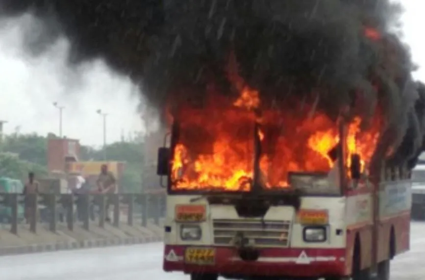 कानपुर: आग का गोला बन गई रोडवेज बस, सवारी-चालक खिड़की-दरवाजे से कूदे