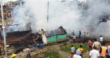 हल्द्वानी: मजदूरों की झुग्ग्यों में लगी आग, आधा दर्जन झुग्गियां जलकर स्वाहा