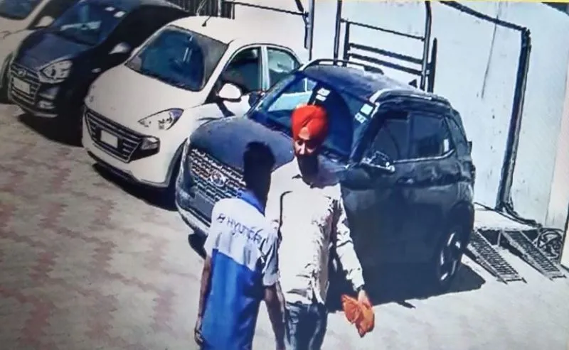 लखीमपुर खीरी: टेस्ट ड्राइव के लिए निकलवाई कार, हाईवे पर कर्मचारियों को दिखाया तमंचा और लूट ली