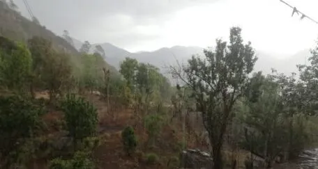 हल्द्वानी: पहाड़ों पर हुई बारिश और ओलावृष्टि ने मौसम को बनाया खुशनुमा