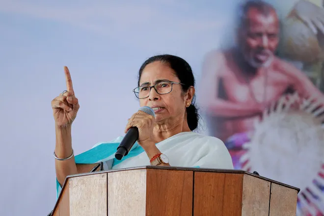 कूच बिहार में नेताओं के प्रवेश पर प्रतिबंध, तथ्य दबाने की कोशिश कर रहा है निर्वाचन आयोग: बनर्जी