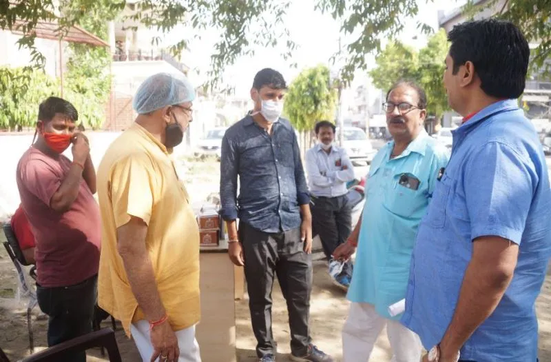 बरेली: कोरोना की जांच कैंप में चक्कर खाकर गिरा लैब टेक्नीशियन