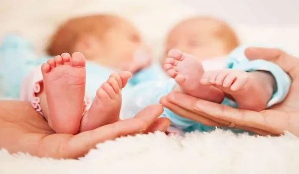 संभल : कोरोना संक्रमित महिला ने दिया जुड़वां बच्चों को जन्म, तीनों बिल्कुल स्वस्थ