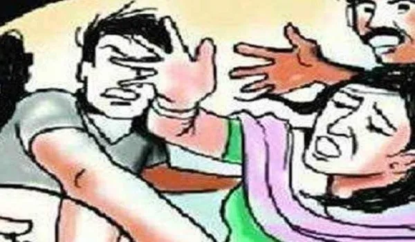 मुरादाबाद : मह‍िला के साथ छेड़खानी कर रहे थे युवक, विरोध करने पर पार्षद को पीटा