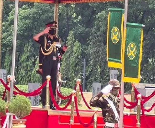 सेना प्रमुख नरवणे पांच दिवसीय यात्रा पर पहुंचे ढाका