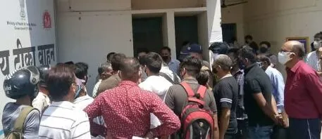 हल्द्वानी: कोविड रिपोर्ट में देरी, सीएमो कार्यालय में उमड़ी भीड़