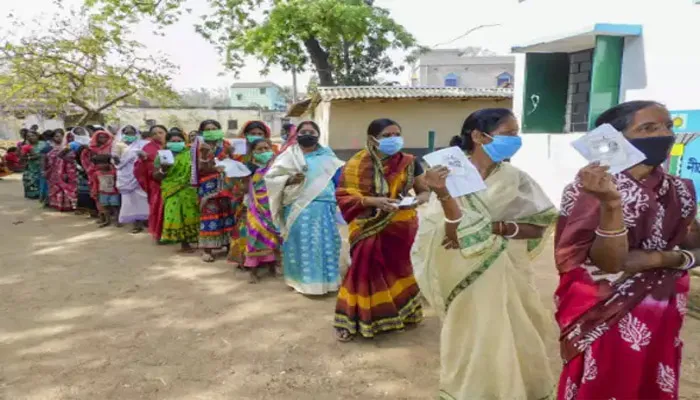 बंगाल विधानसभा चुनाव: चौथे चरण में 44 सीटों के लिए मतदान जारी, 5 बजे तक 76.16 प्रतिशत मतदान