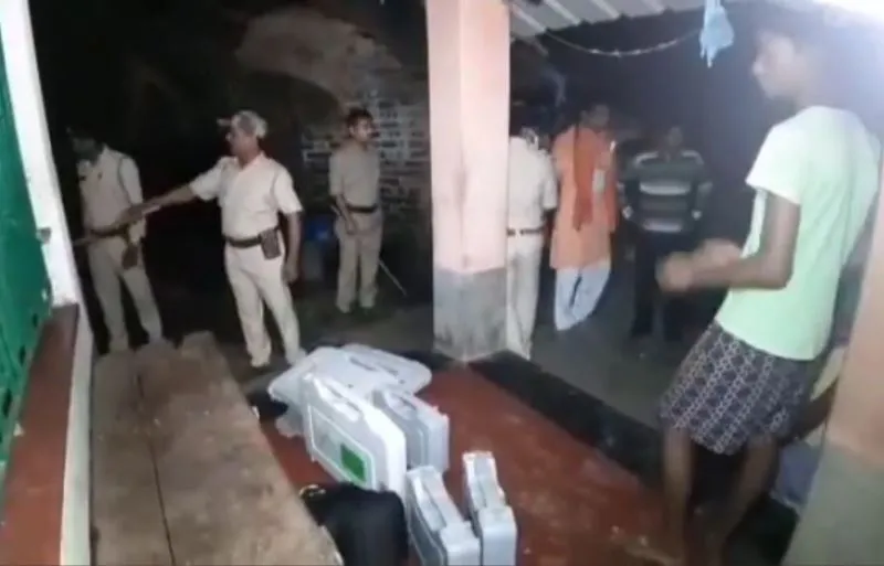 तृणमूल नेता के घर पर वीवीपैट और ईवीएम मिले, चुनाव अधिकारी निलंबित