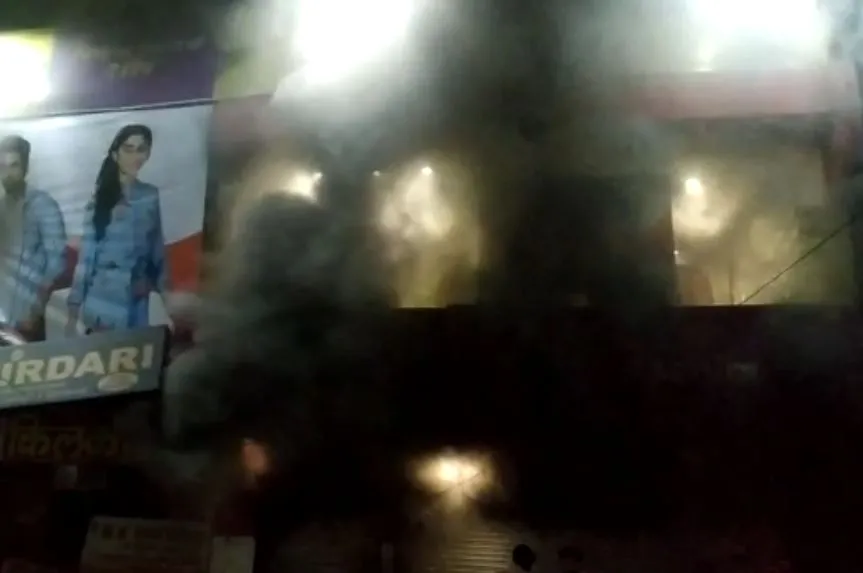 हल्द्वानी: कपड़े के शोरूम में लगी आग
