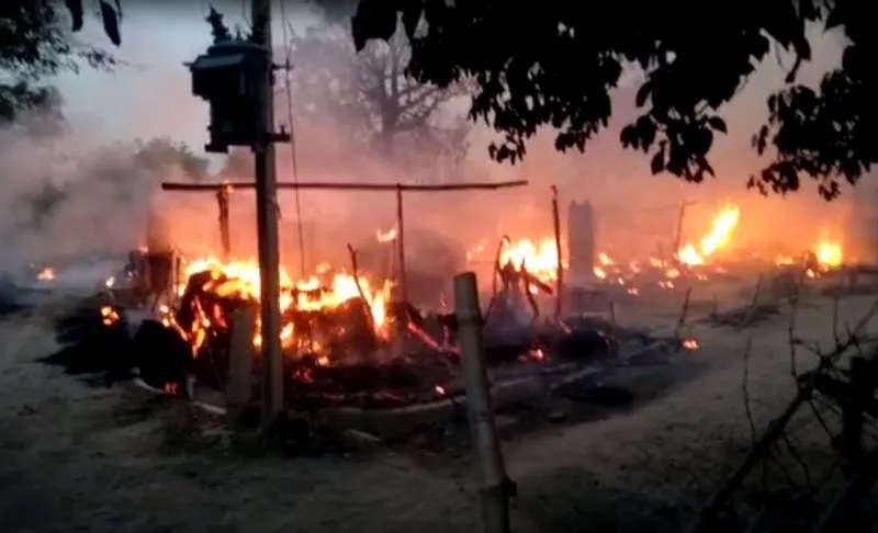 उन्नाव: संगम खेड़ा गांव में लगी भीषण आग, कई घर जलकर राख