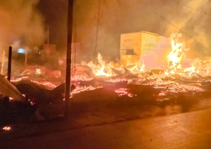 लखीमपुर खीरी: लकड़ी मंडी में लगी भीषण आग, 20 दुकानों में रखा फर्नीचर जलकर राख
