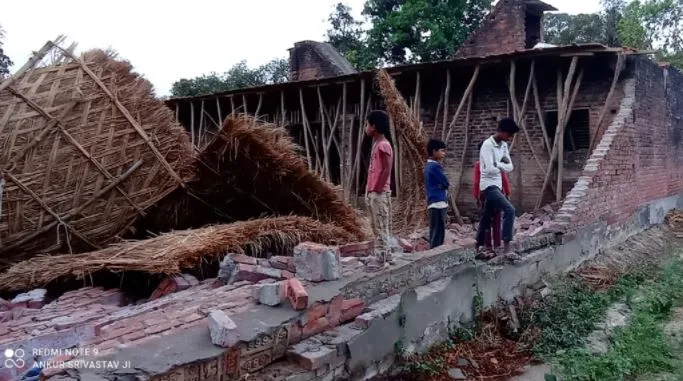अयोध्या: छप्पर गिरने से मां-बेटे की मौत, एक गंभीर