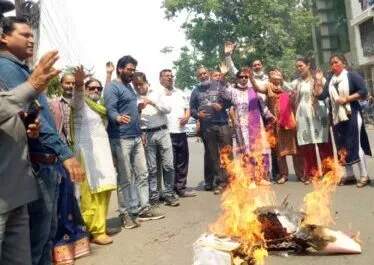 रामनगर: विधायक की कार में ईवीएम मिलने पर कांग्रेस ने फूंका केंद्र सरकार का पुतला