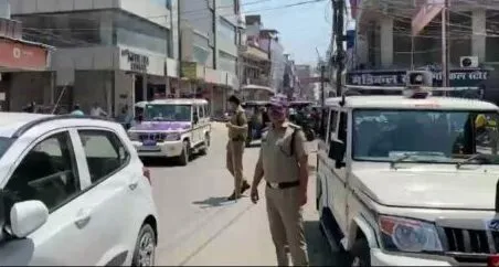रुद्रपुर: पुलिस ने बंद कराई दुकानें, लॅाकडा‍उन का उल्लंघन करने पर होगी कार्यवाही
