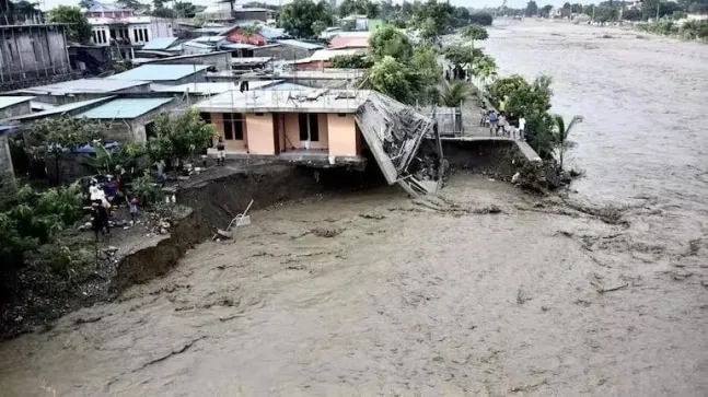 इंडोनेशिया में भूस्खलन और बाढ़ की घटनाओं में मृतकों की संख्या 126 हुई, दर्जनों लापता