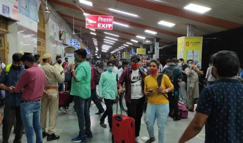 बरेली: सता रहा लॉकडाउन का डर, फिर लौटने लगा प्रवासियों का कारवां
