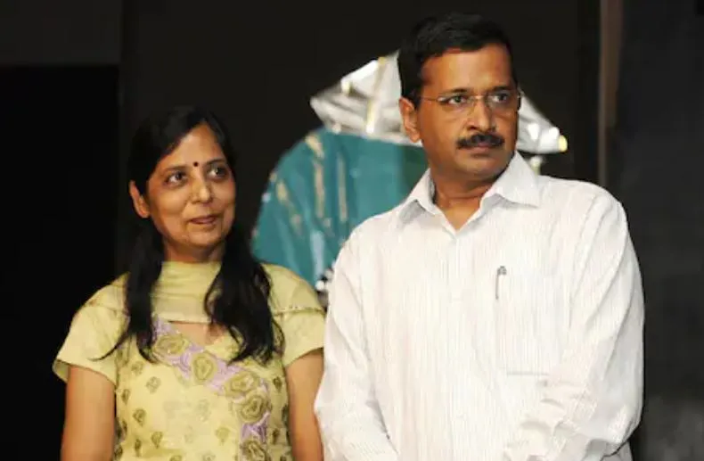 दिल्ली सीएम की पत्नी कोरोना संक्रमित, केजरीवाल ने स्वयं को किया पृथक
