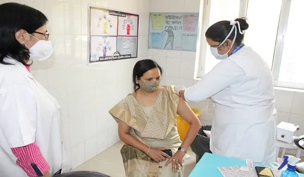 मुरादाबाद: लाइन में लगकर डीएम की पत्नी ने लगवाई कोरोना वैक्सीन, कहा- नियमों का पालन करे