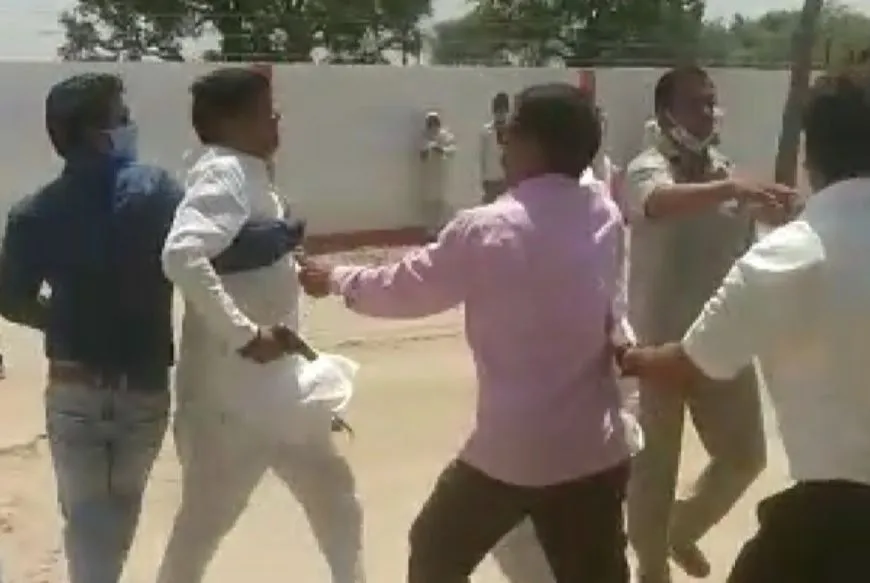 लखीमपुर खीरी: पर्चा वापसी को लेकर भाजपा सदर विधायक और भाजपा नेता के बीच जमकर चले लात-घूसे
