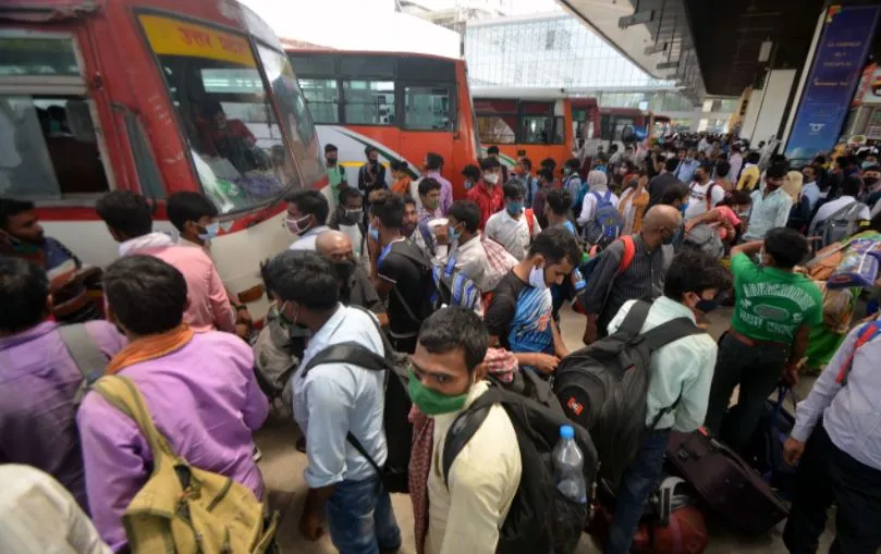 लखनऊ: चारबाग स्टेशन पर प्रवासी श्रमिकों की भीड़ के आगे कोरोना जांच हुई बेपटरी