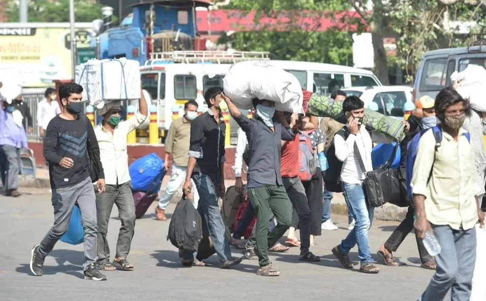 लखनऊ पहुंचे हजारों यात्री, सोशल डिस्टेंसिंग हुई तार तार, कुछ यात्रियों की ही हुई कोरोना जांच