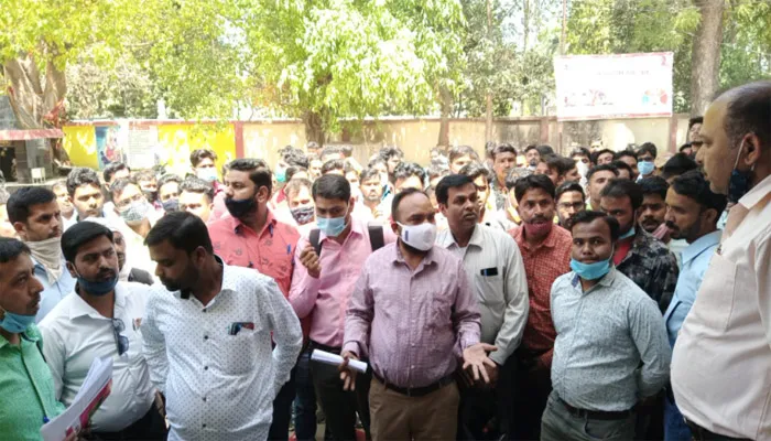 बरेली: मीटर रीडरों ने चीफ इंजीनियर कार्यालय पर किया प्रदर्शन