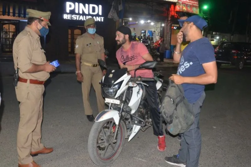 बरेली: मास्क न पहनने वालों पर पुलिस का एक्शन, 95 के चालान