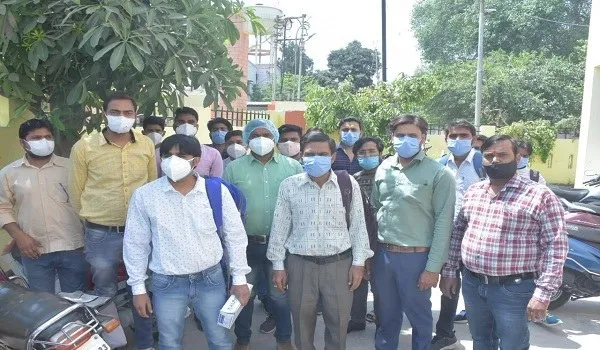मुरादाबाद : अभद्रता से गुस्साए लैब टेक्नीशियनों ने किया कार्य बहिष्कार, अफसरों में हड़कंप