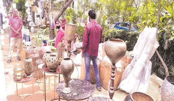 मुरादाबाद: नौकरी छूटी तो लगाया सब्जी का ठेला, अब पीतल के उत्पाद बेच कमा रहे 1.20 लाख महीना
