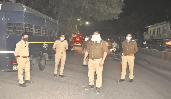 मुरादाबाद: रात दस बजते ही सड़क पर उतरी खाकी, बाजार में पसरा सन्नाटा